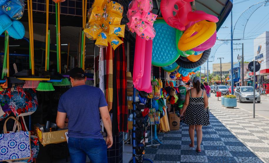 Clientes passando em frente ao comércio local