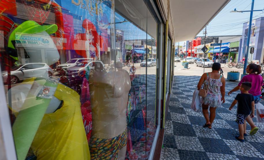 Clientes passando em frente ao comércio local