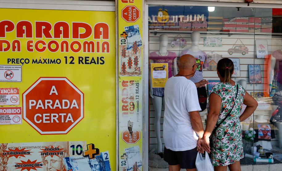 Clientes passando em frente ao comércio local