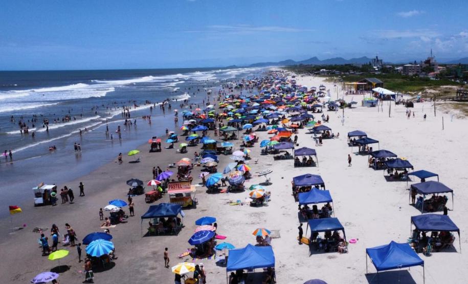 Foto aérea de turistas em praia