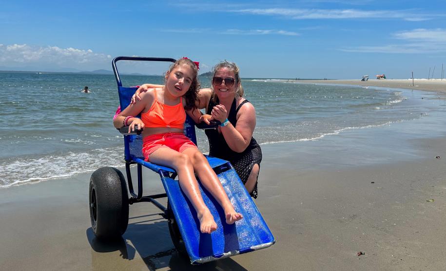 Foto de menina em cadeira anfíbia