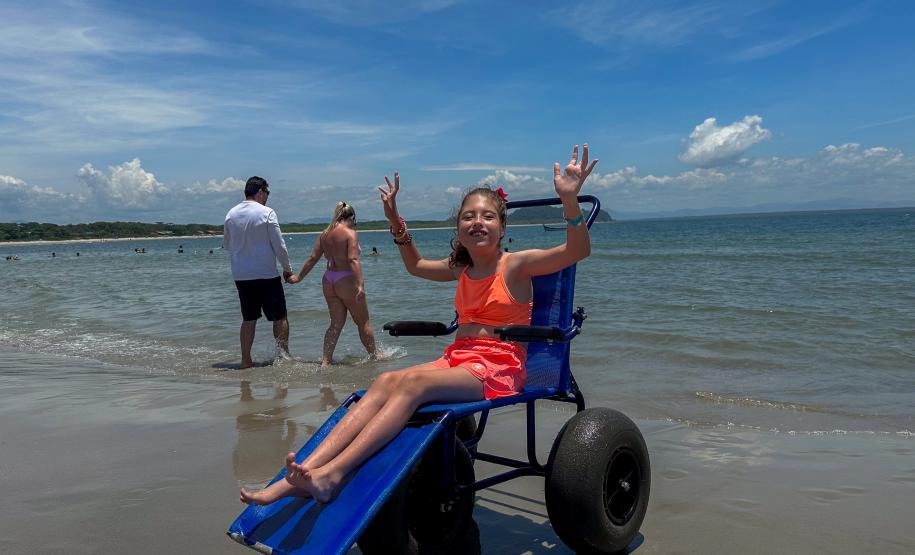 Foto de menina em cadeira anfíbia