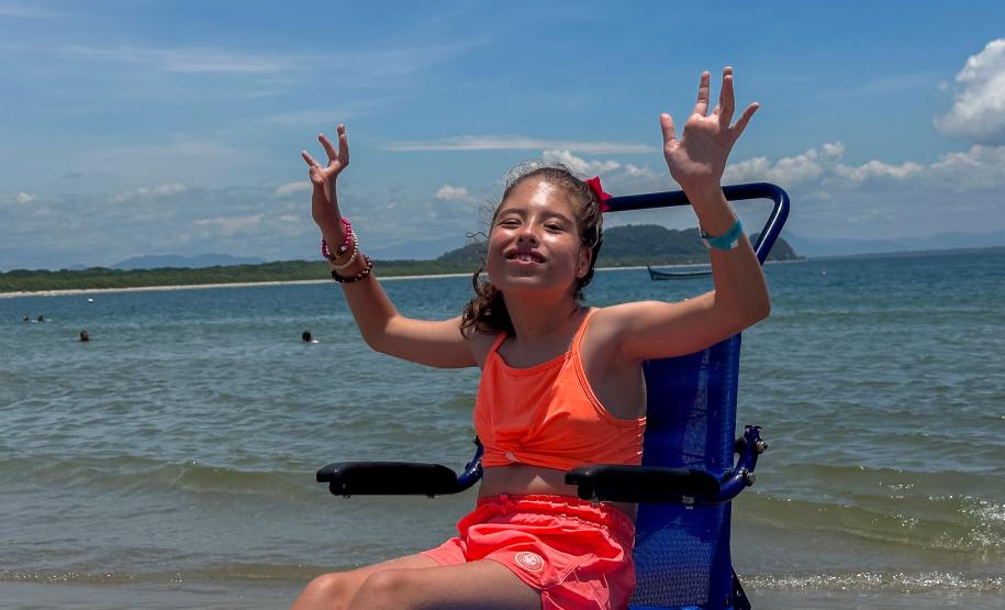 Foto de menina em cadeira anfíbia