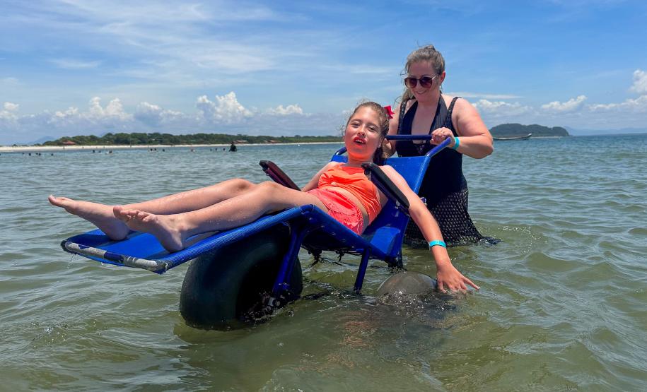 Foto de menina em cadeira anfíbia