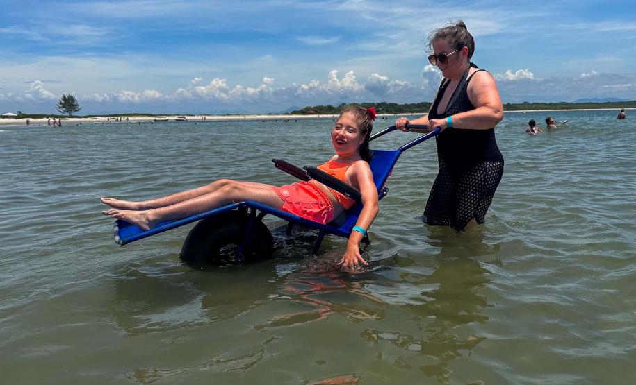 Foto de menina em cadeira anfíbia