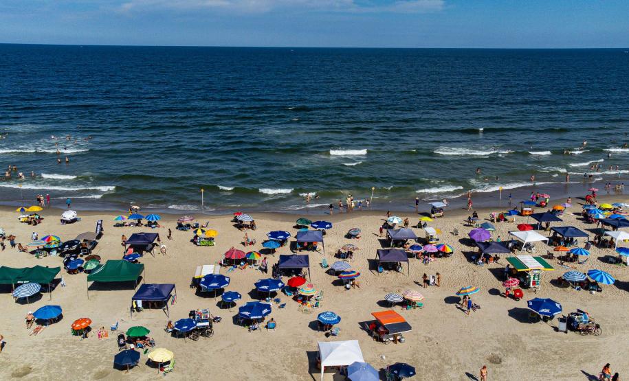 Foto aérea de turistas em praia