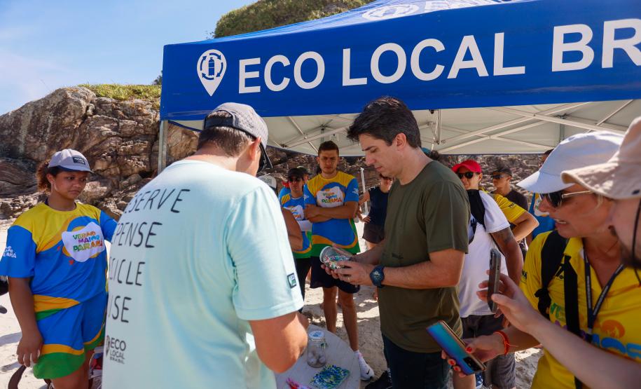 Foto de voluntários durante mutirão