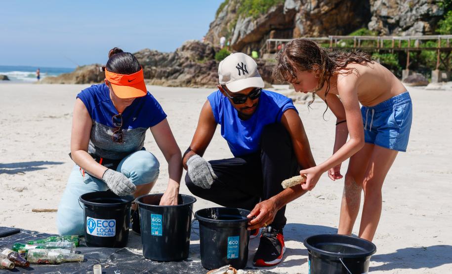 Foto de voluntários durante mutirão