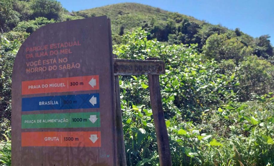 Foto de placa da Ilha do Mel