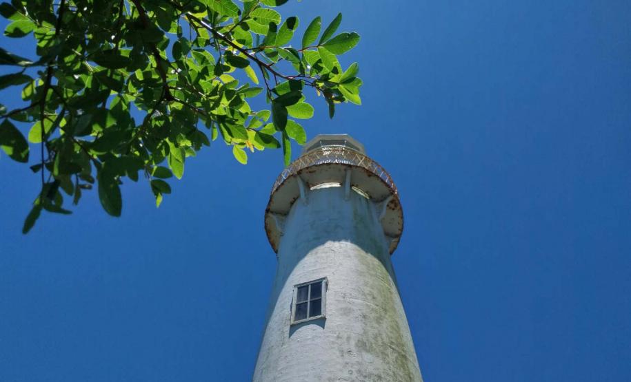 Foto do farol da Ilha do Mel