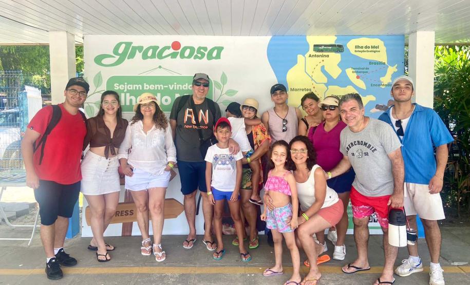 Foto de turistas na Ilha do Mel