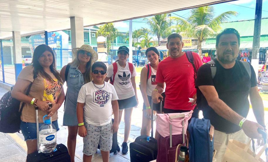 Foto de turistas na Ilha do Mel