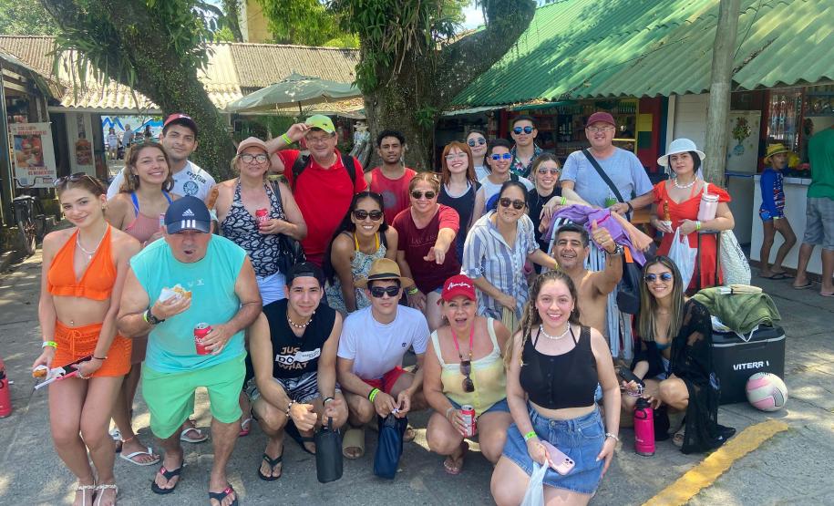 Foto de turistas na Ilha do Mel