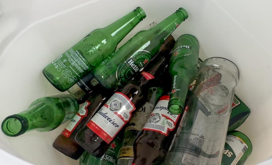 Foto de garrafas recicladas