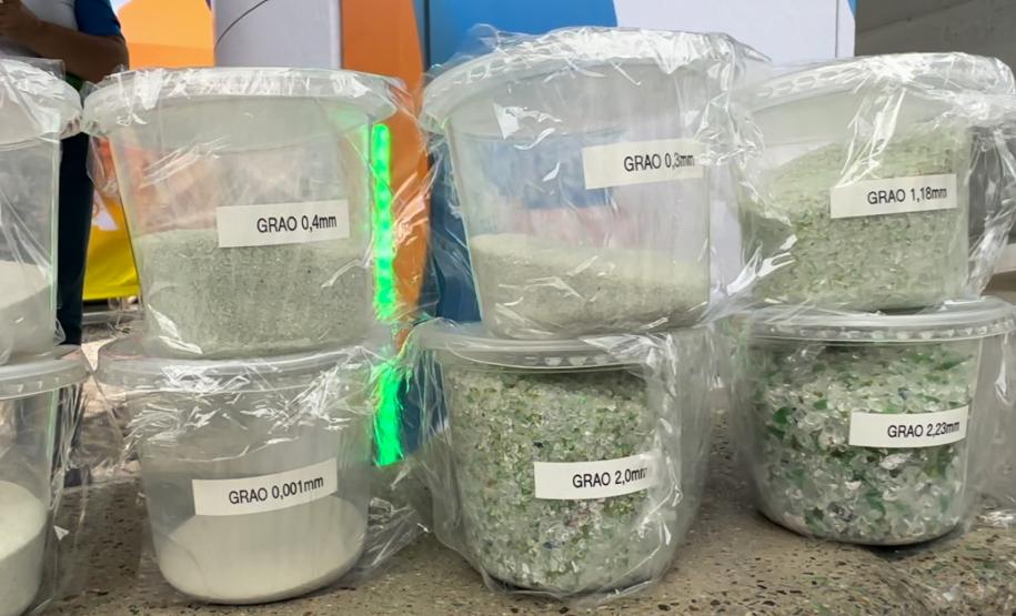 Foto de grãos de vidro reciclados