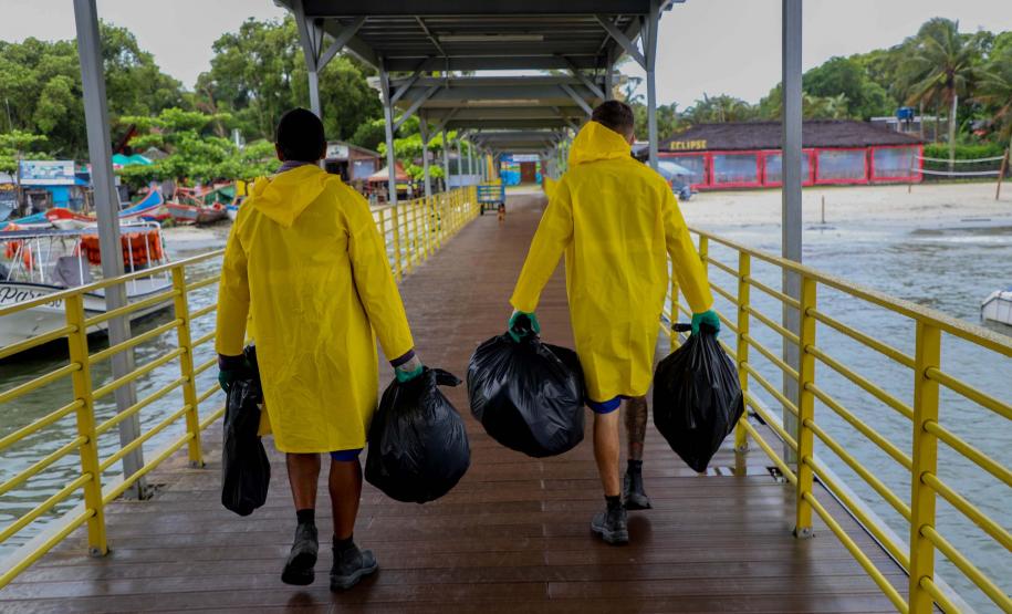 Foto de catadores levando lixo