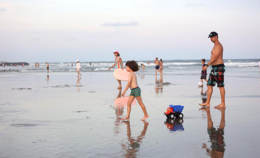 Foto de família passeando em praia