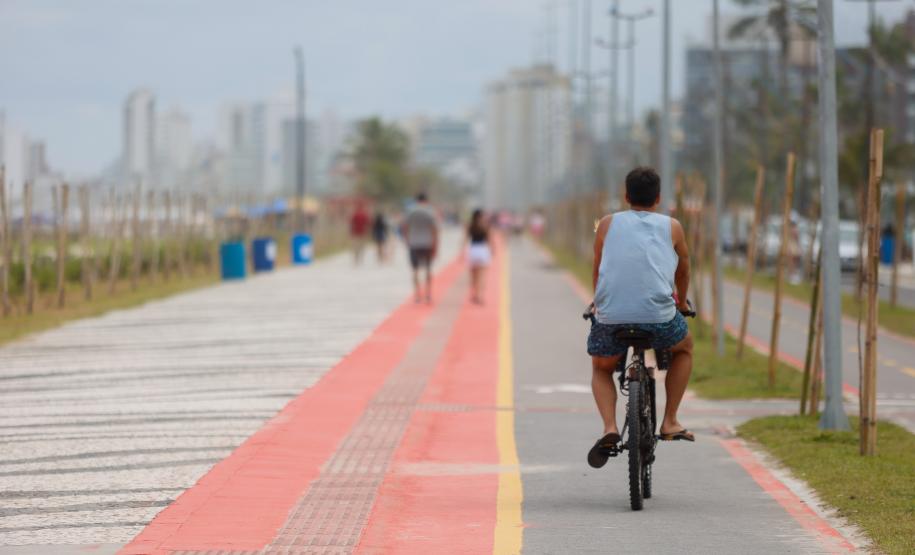 Foto de ciclistas na ciclovia da orla