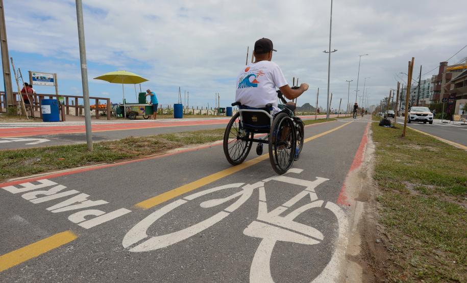 Foto de cadeirante na ciclovia da orla de Matinhos
