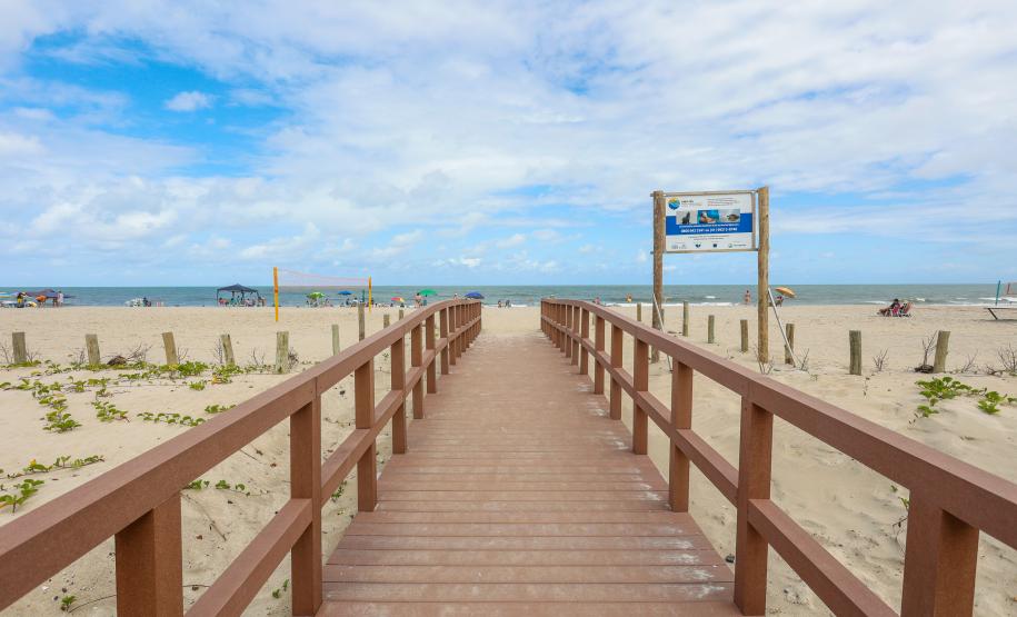 Foto de ponte na orla de Matinhos