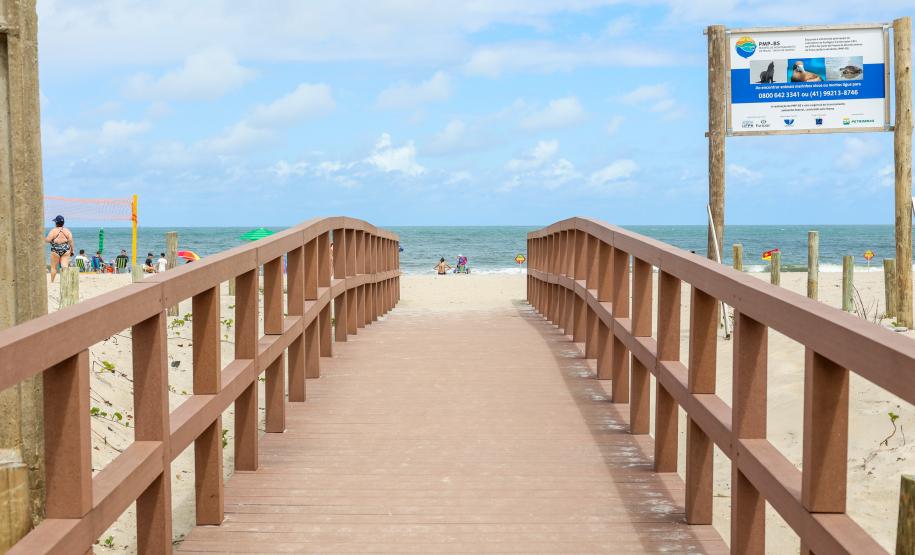 Foto de ponte na orla de Matinhos