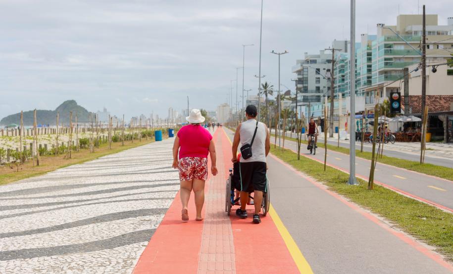 Foto de casal andando na ciclovia da orla de Matinhos