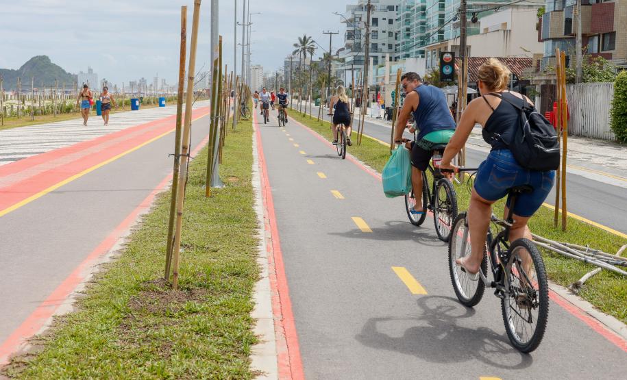 Foto de ciclistas na ciclovia da orla