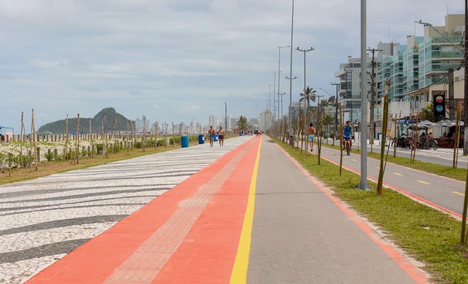 Foto de ciclistas na ciclovia da orla