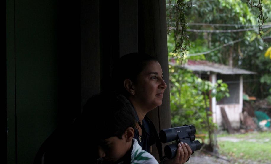Foto de mulher olhando a paisagem