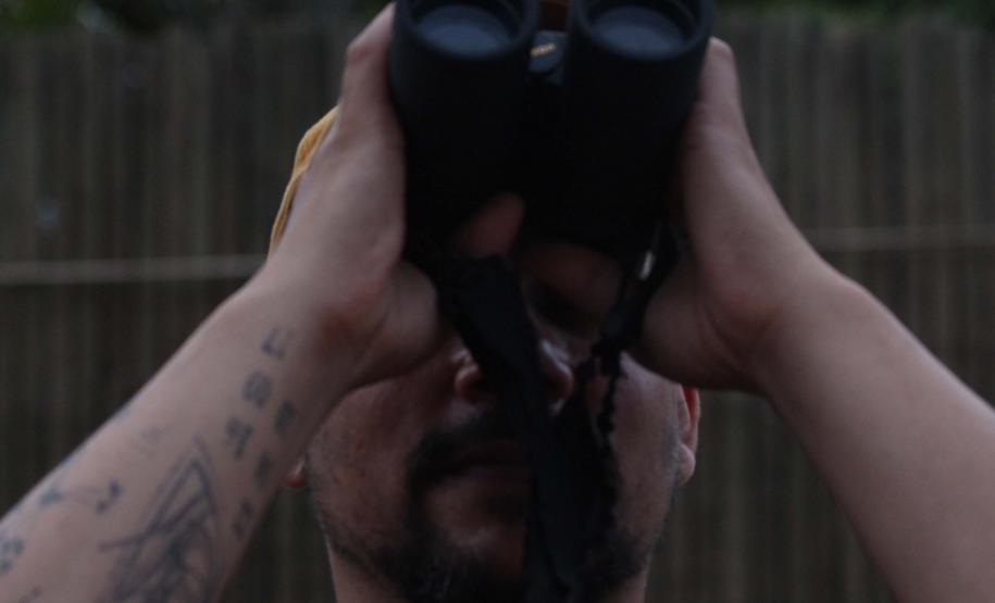 Foto de pessoa olhando em binóculo