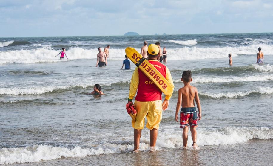 Foto de salva-vidas observando banhistas na praia