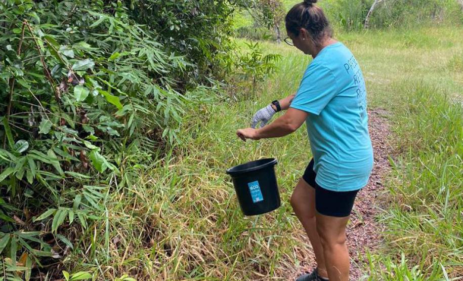 Foto de voluntários durante limpeza