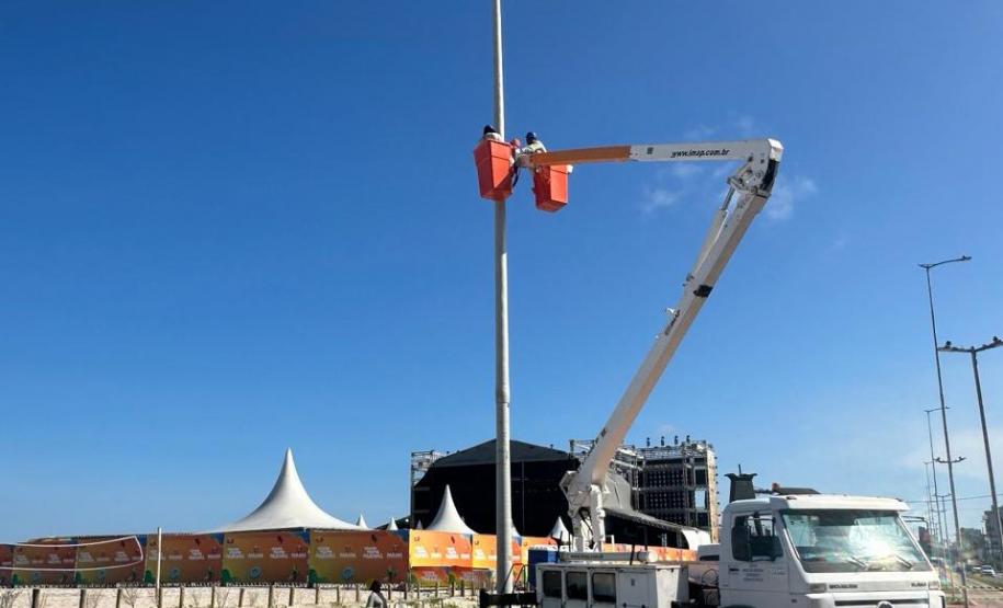 SUPERPOSTES EM CONSTRUÇÃO