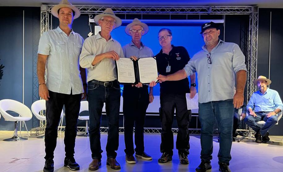 Responsáveis com a devida licença posando para foto