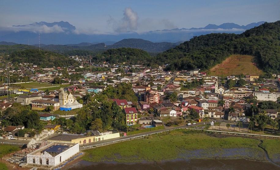 Imagem de cidade litorânea do Paraná