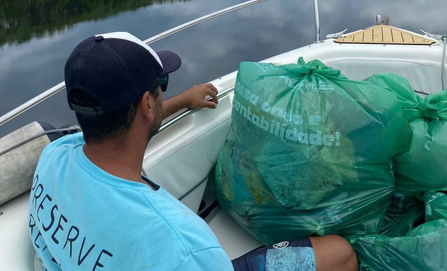 Voluntário coletando resíduos