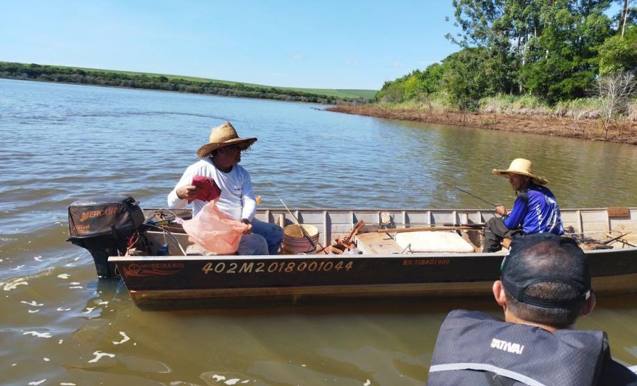 Pescadores em um barco navegando em um rio