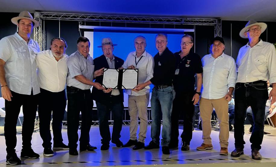 Responsáveis com a devida licença posando para foto