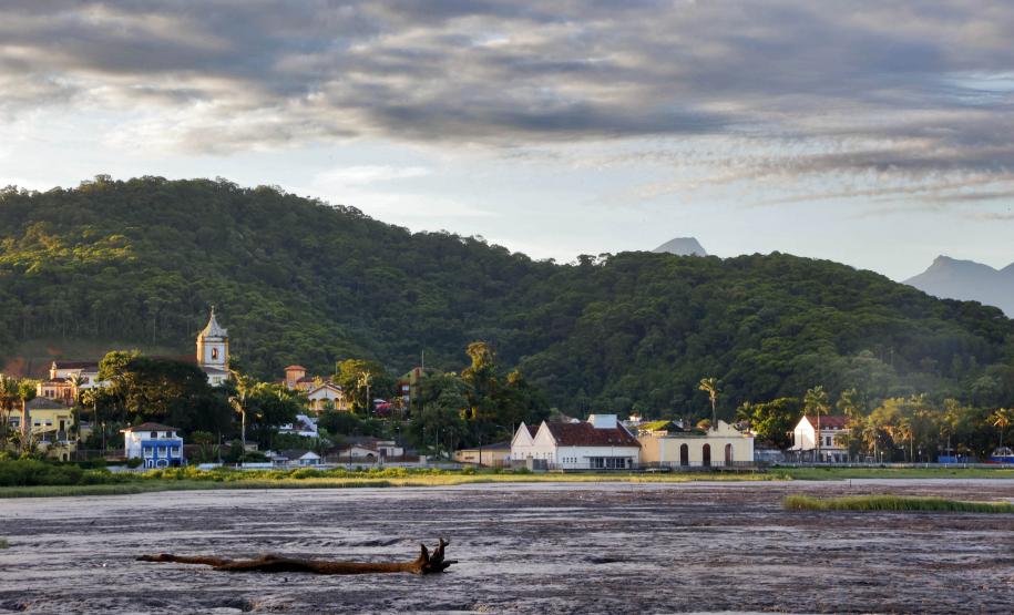 Imagem de cidade litorânea do Paraná