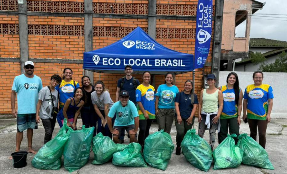 Voluntários coletando posando para a foto com os resíduos