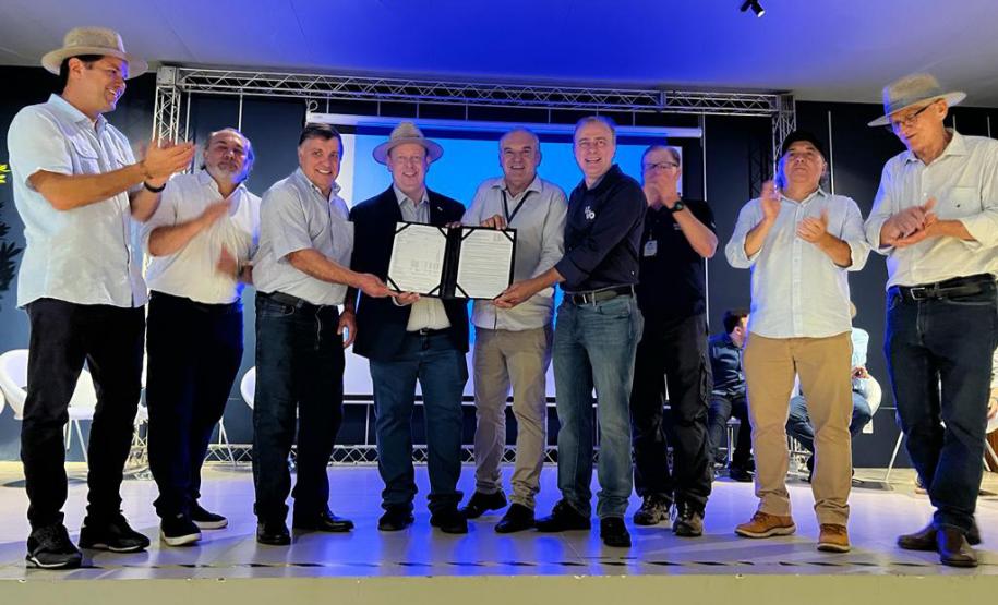 Responsáveis com a devida licença posando para foto