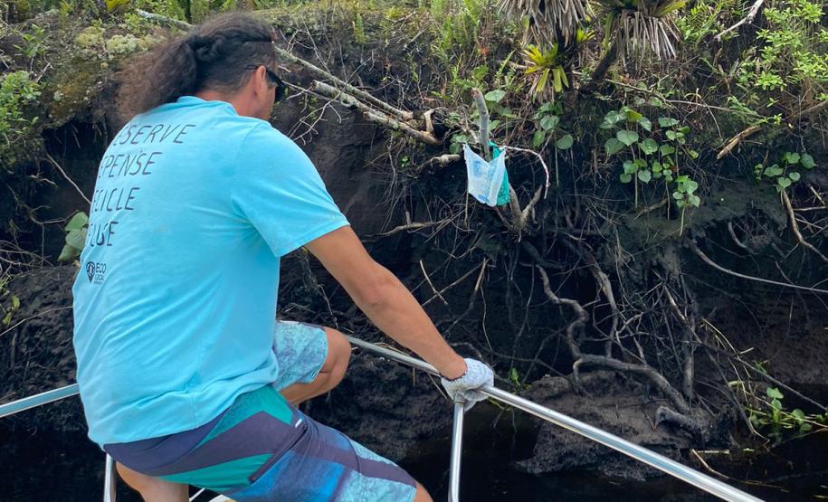 Voluntário coletando resíduos