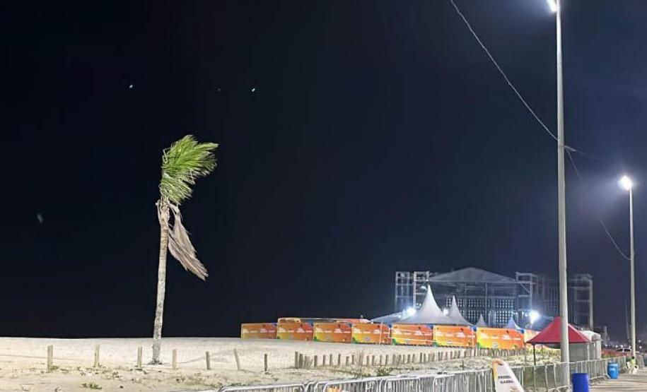 ORLA DE MATINHOS BEM ILUMINADA