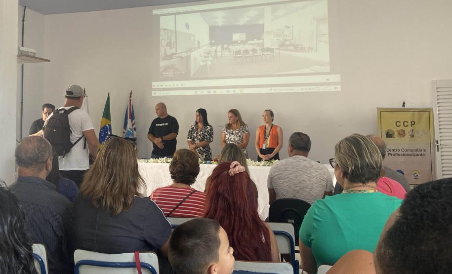 OUVINTES ACOMPANHANDO UMA PALESTRA