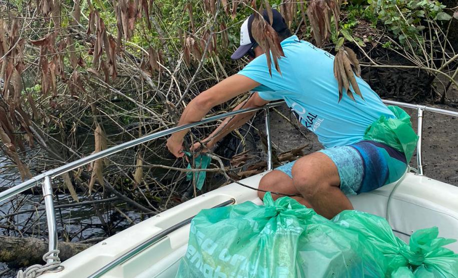 Voluntário coletando resíduos