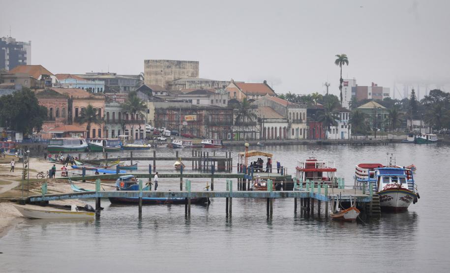 Pier de  Paranaguá com com a cidade ao fundo