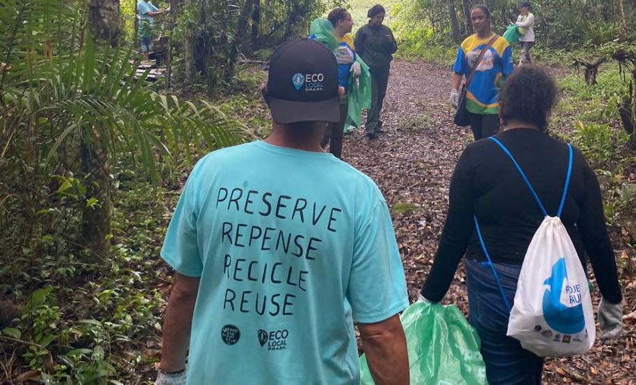Voluntários coletando resíduos