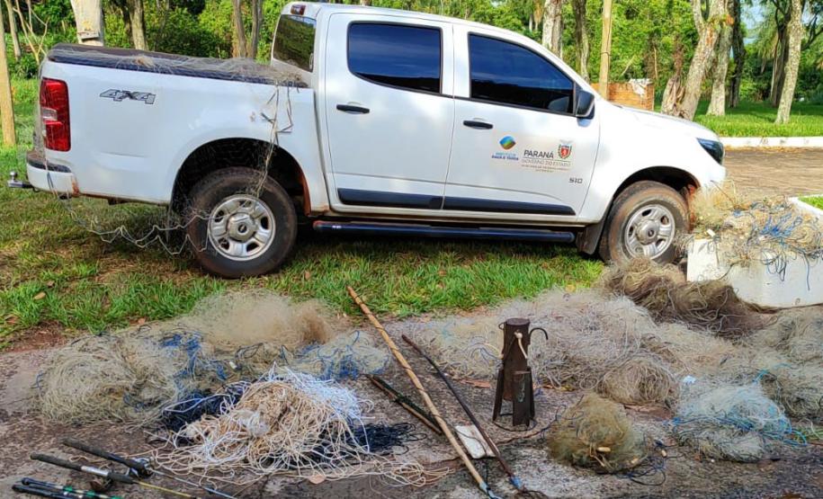 Caminhonete do IAT atrás de objetos apreendidos