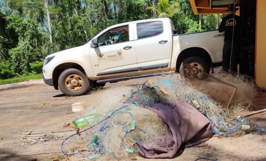 Caminhonete do IAT atrás de objetos apreendidos
