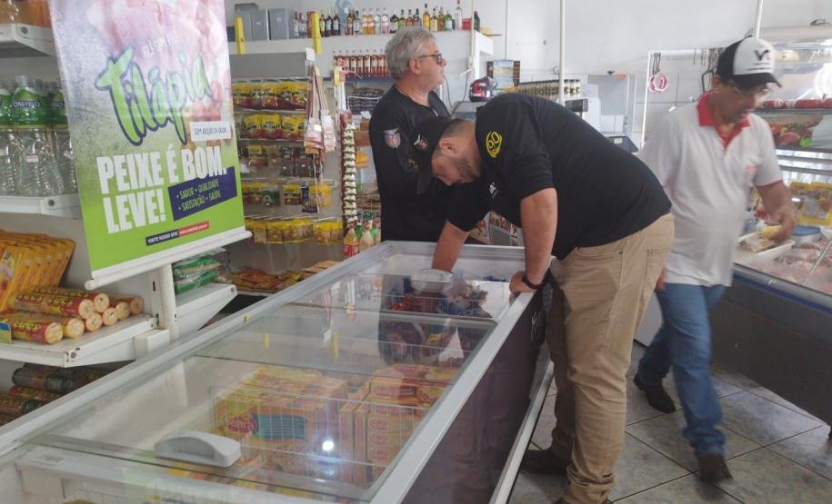 Fiscais em um mercado